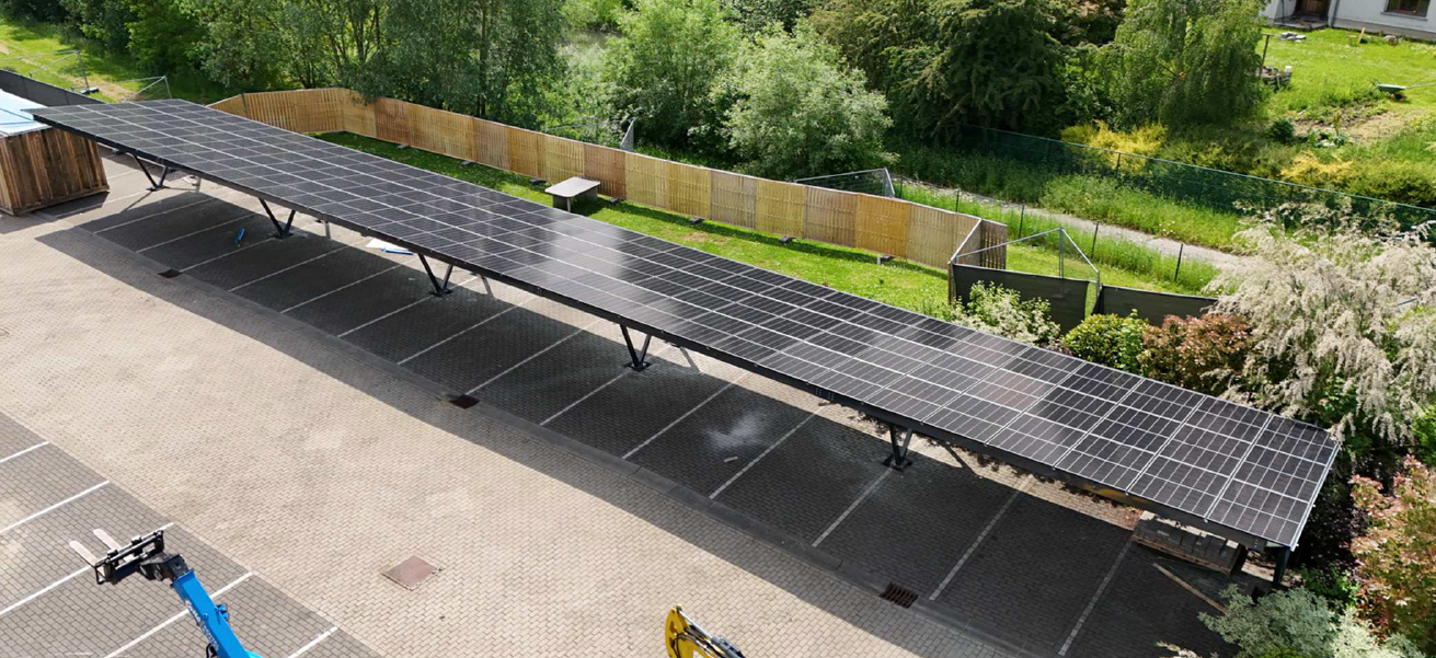 Copertine fotovoltaice și încărcare: dați o nouă utilitate parcării companiei